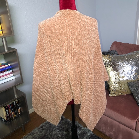 Nice comfortable Blush color Poncho - Picture 4 of 6